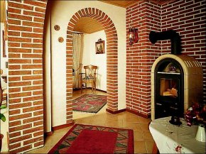 Отделка коридора и арки камнем